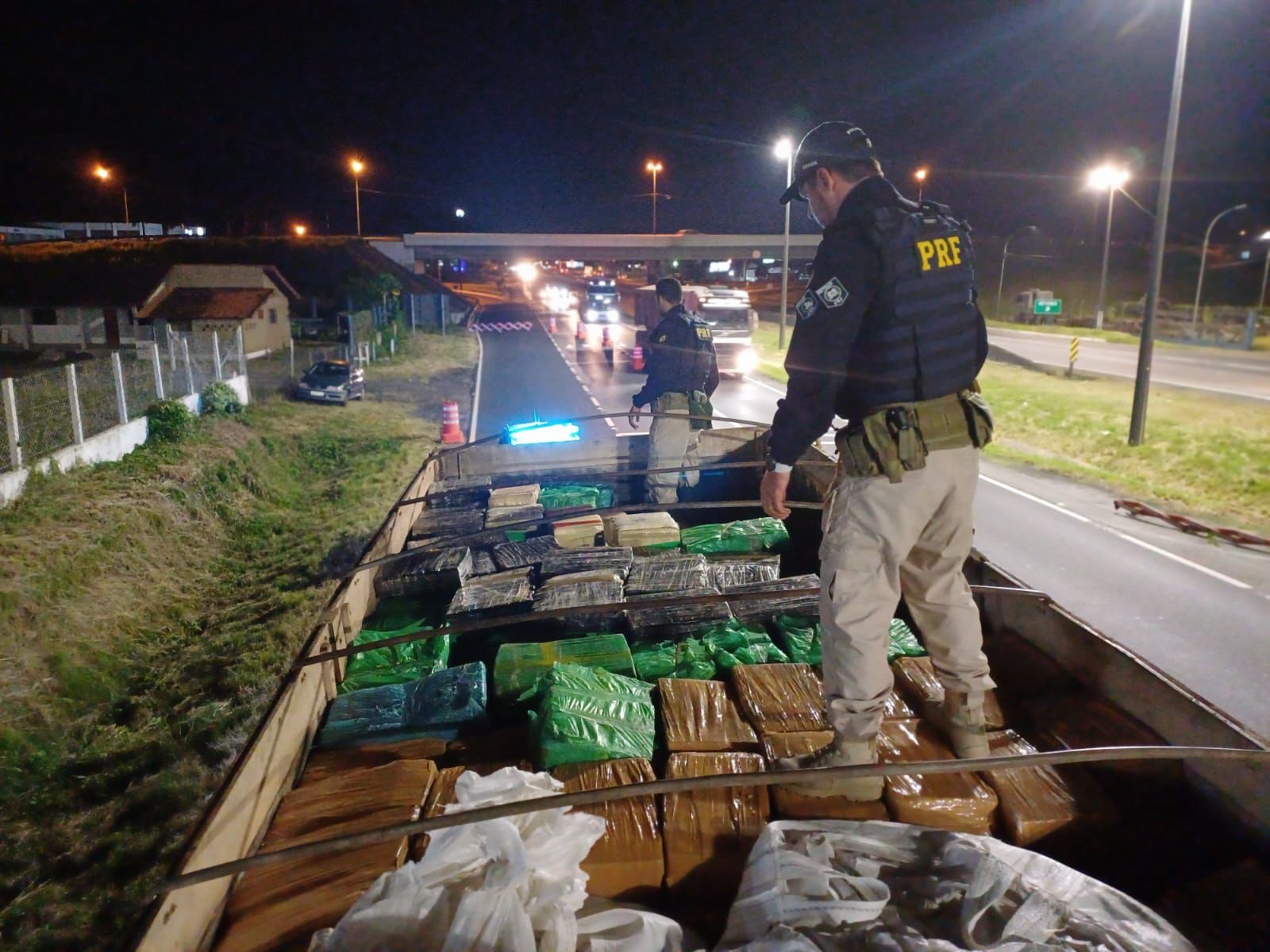 PRF apreende 11 toneladas de maconha em carreta no Vale do Ribeira, SP