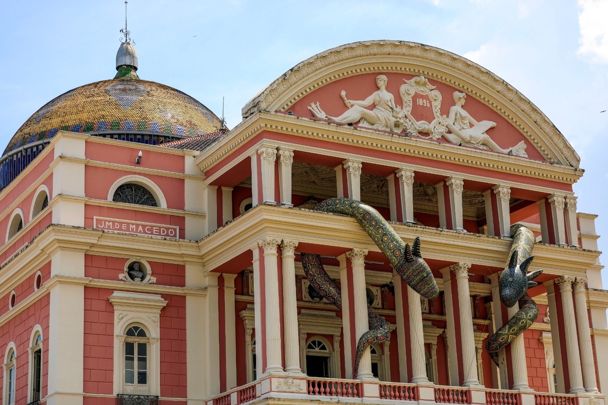 Fachada do Teatro Amazonas recebe obra de arte com cobras gigantes ...