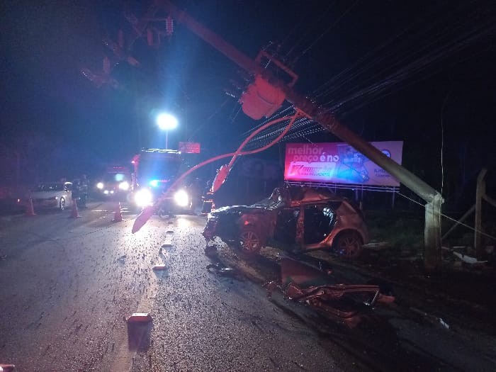 Motorista morre e carro fica destruído após sair de pista, bater em muro e derrubar poste em SC