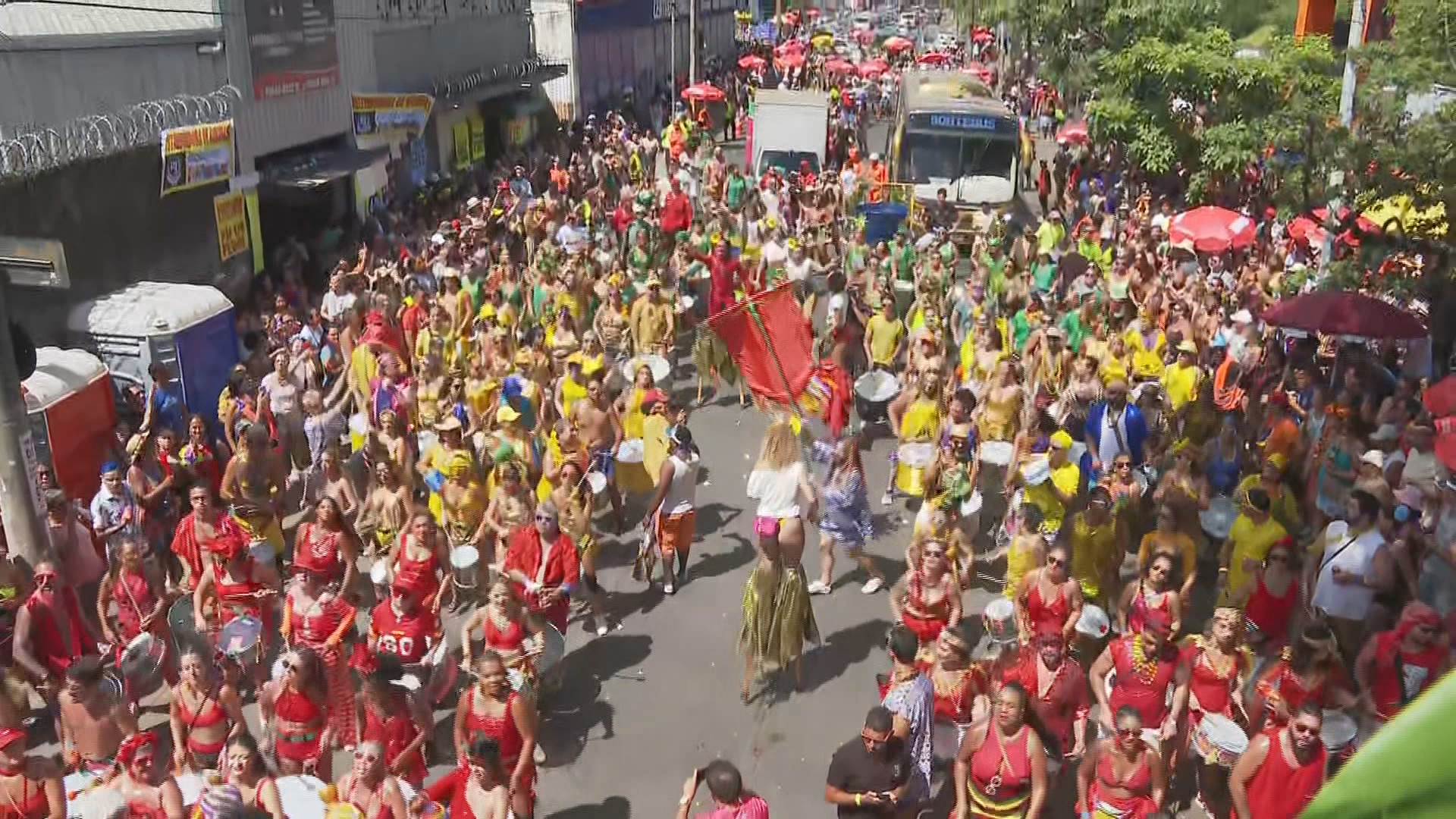 Baianas Ozadas, Havayanas Usadas, Ziguiriguidum e Luísa Sonza: veja cortejos de blocos em BH na segunda de carnaval
