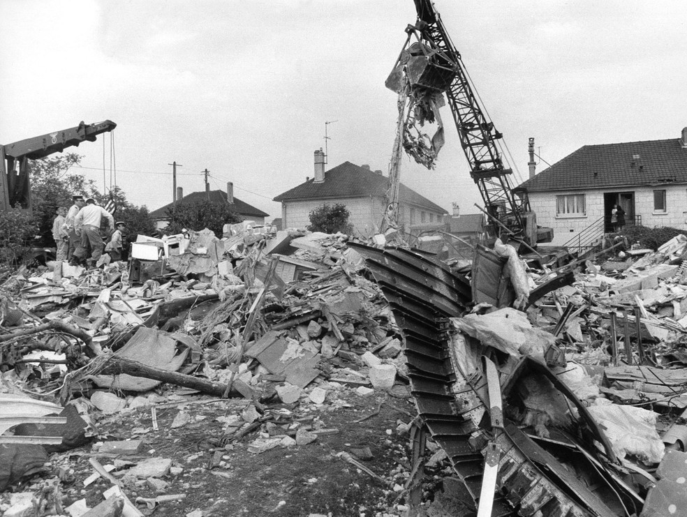 Vilarejo de Goussainville, na França, em meio a escombros após a queda do Tupolev Tu-144, em 1973 — Foto: Michel Lipchitz/gk/AP/Arquivo