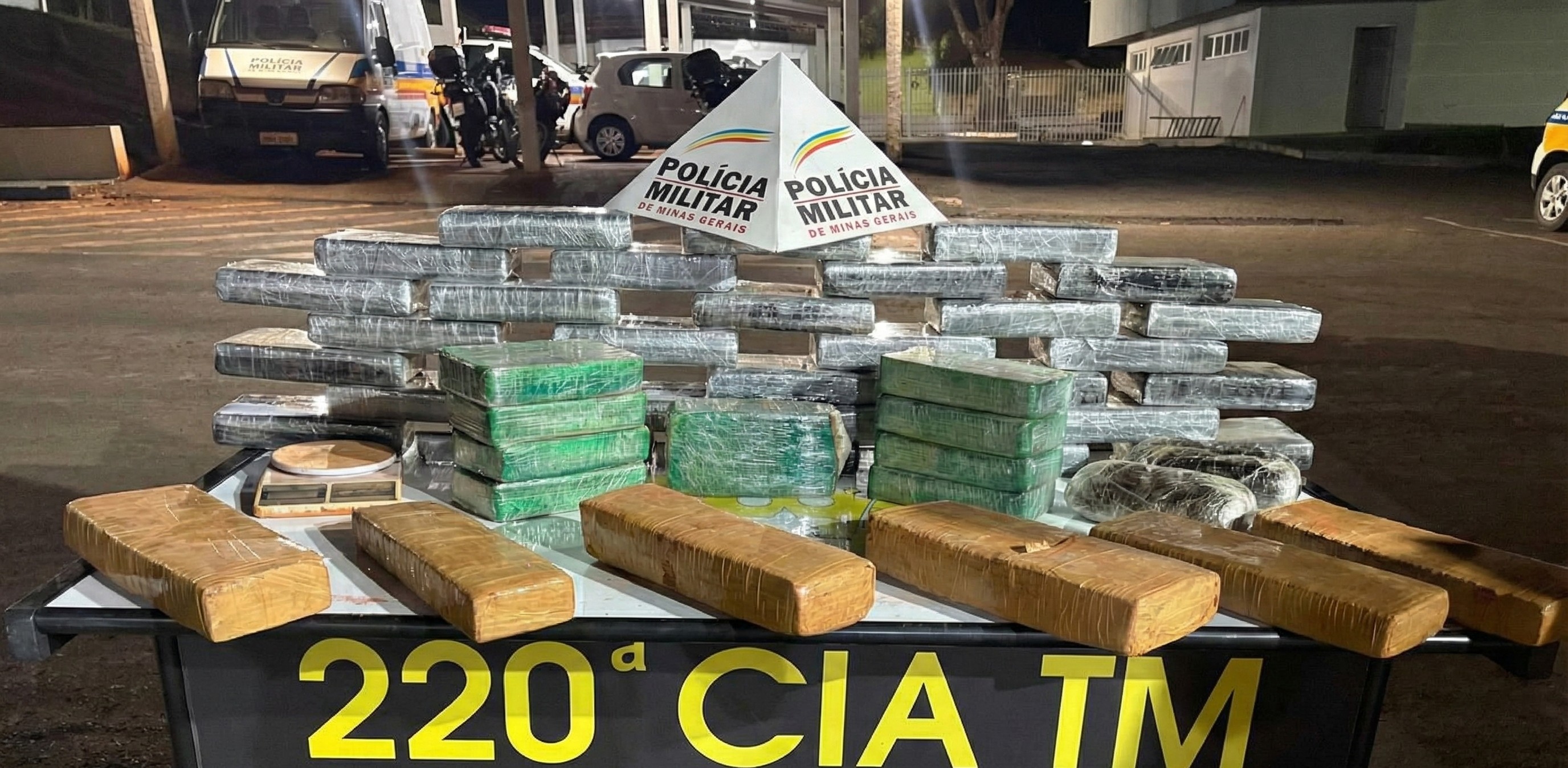 Polícia apreende mais de 50 kg de drogas em Curvelo; cargas foram encontradas em casa e dentro de ônibus