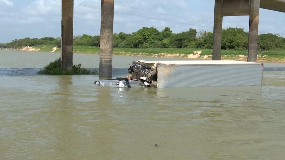 Após acidente, carreta perde controle e cai de ponte na BR-316; veículos ainda aguarda retirada — Foto: Reprodução