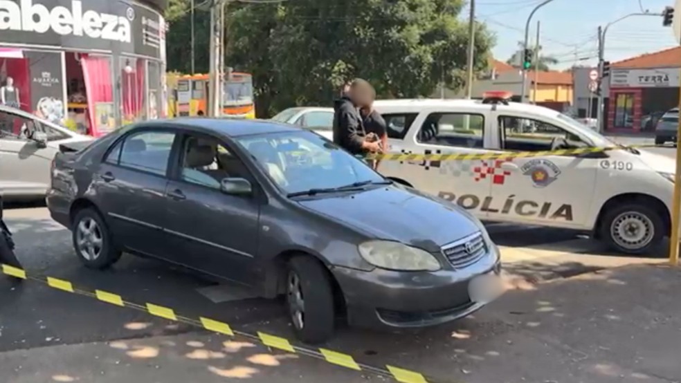Carro roubado pelos supeitos foi encontrado pela polícia em Araçatuba (SP) — Foto: Polícia Militar/Divulgação
