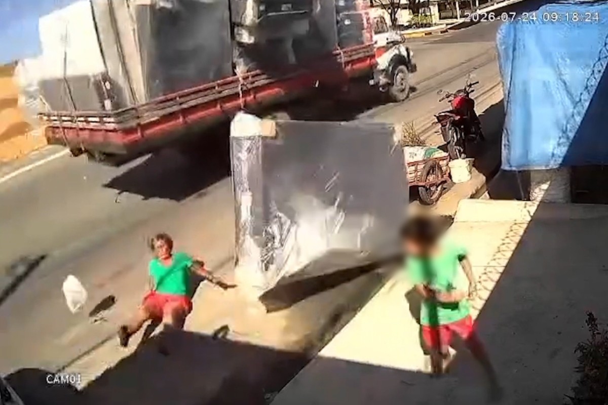 Colchão cai de caminhão e atinge mulher que caminhava por avenida em Parintins