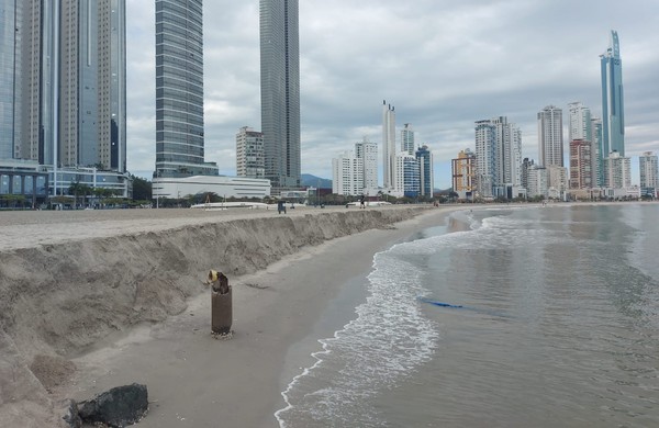 Areia movediça em Balneário Camboriú? Entenda o que acontece onde