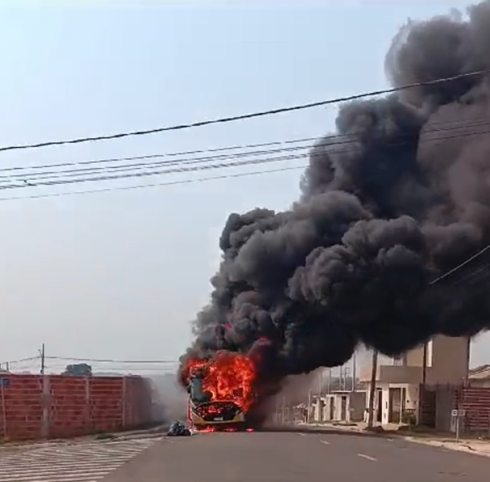 Incêndio destruiu ônibus da Sancetur em Presidente Prudente (SP) — Foto: Redes sociais