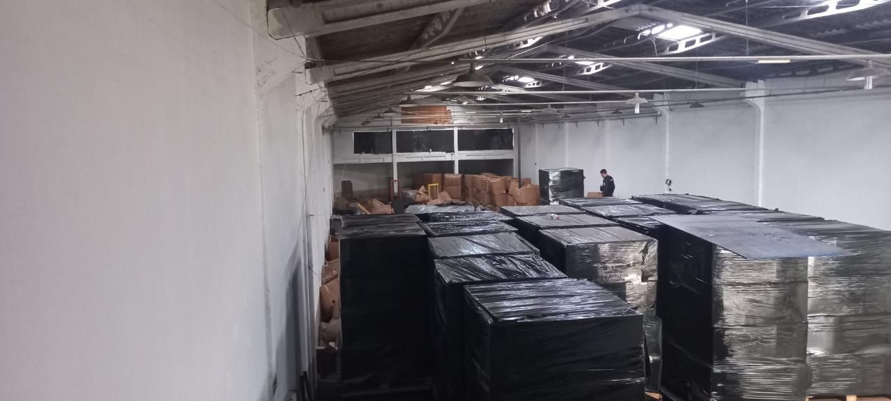 Fábrica clandestina de cigarros que produzia 2 milhões de maços por mês é alvo da PF em Viamão