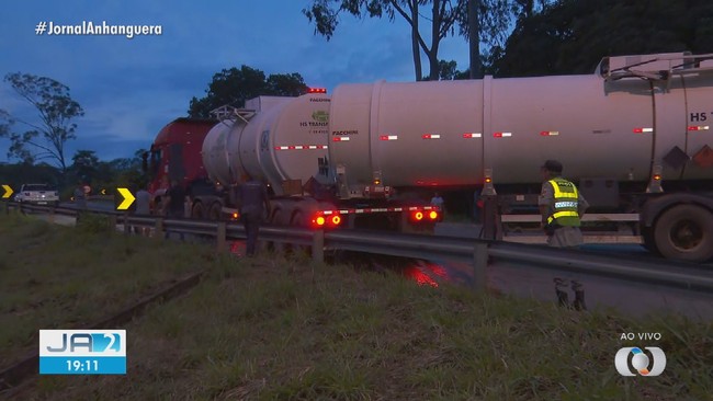 Problema mecnico em carreta deixa trnsito lento na GO-403