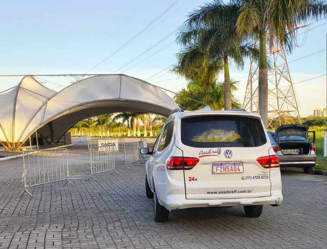 Corpo da juíza Mariana Francisco Ferreira chega para velóriona Primeira Igreja Batista em Mogi das Cruzes — Foto: Mariana Queiroz/TV Diário