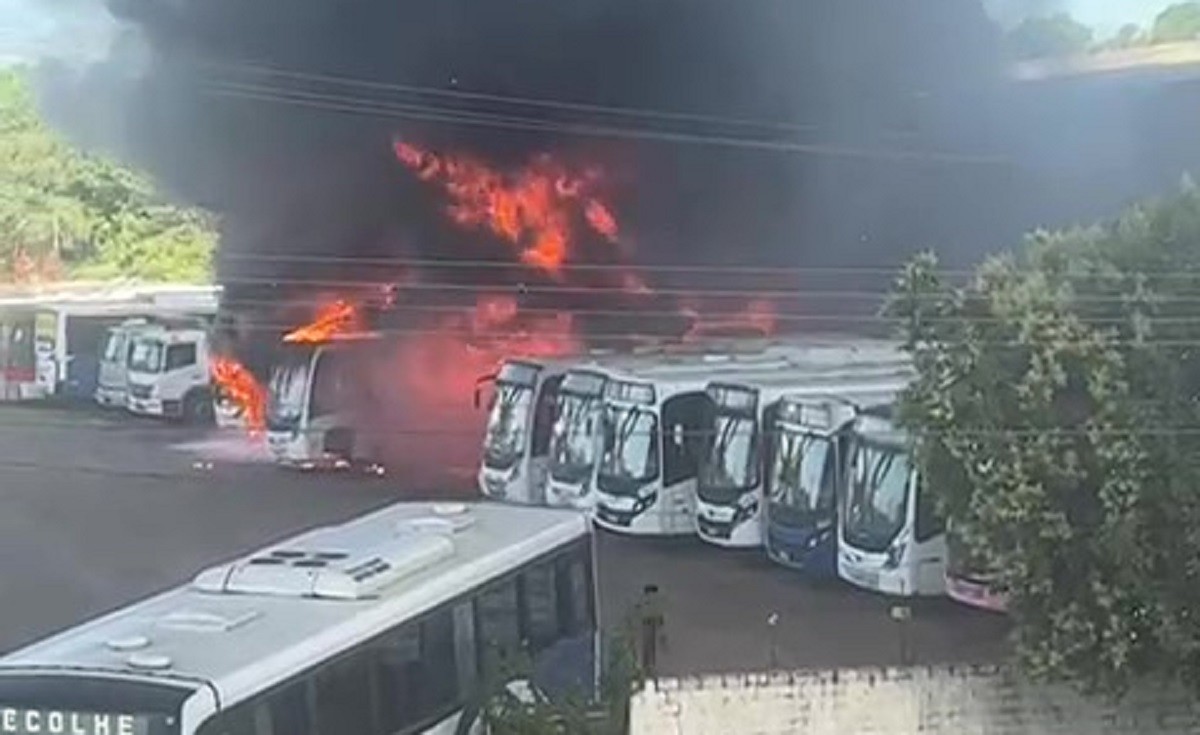 Incêndio atinge empresa de ônibus em Sapucaia do Sul