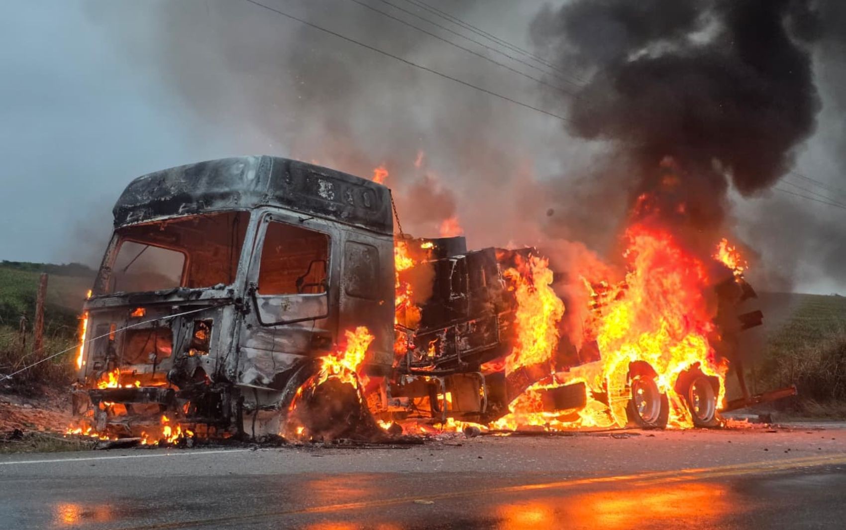 Caminhão pega fogo e fica destruído em rodovia de Sergipe
