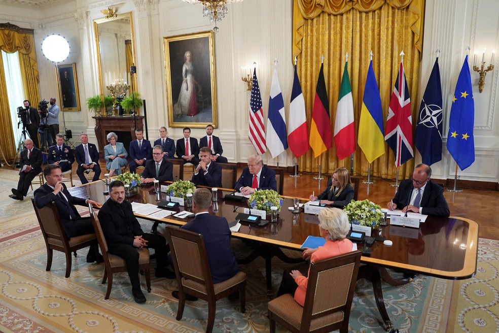 Zelensky e líderes europeus, o presidente da França, Emmanuel Macron, o primeiro-ministro do Reino Unido, Keir Starmer, e a presidente da Comissão Europeia, Ursula von der Leyen, se reúnem com Trump — Foto: Reuters/Alexander Drago