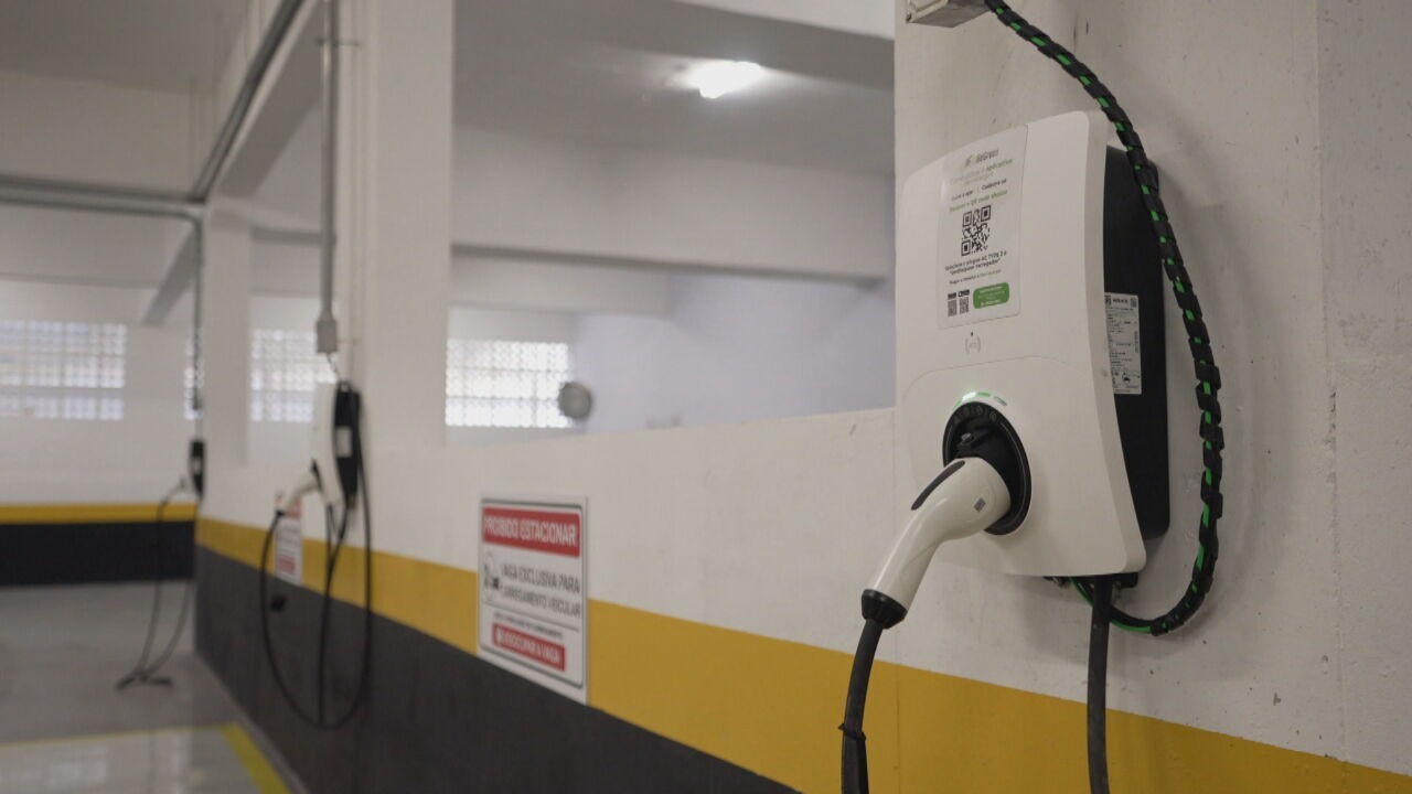 Carro elétrico no condomínio: quem deve arcar com os custos da instalação dos carregadores de bateria?