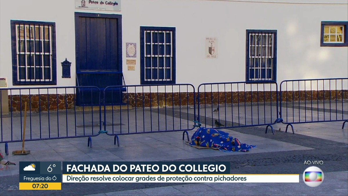 Após pichação, grades removíveis são colocadas para proteger fachada do