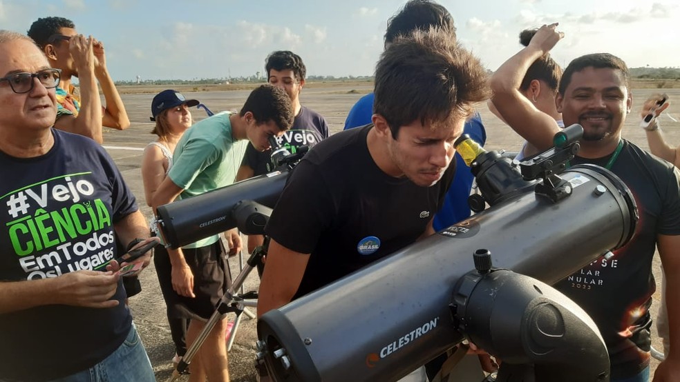 Eclipse Solar Anular: populares aguardam no Centro Cultural Trampolim da Vitória, Parnamirim-RN — Foto: Sérgio Henrique Santos / Inter TV Cabugi