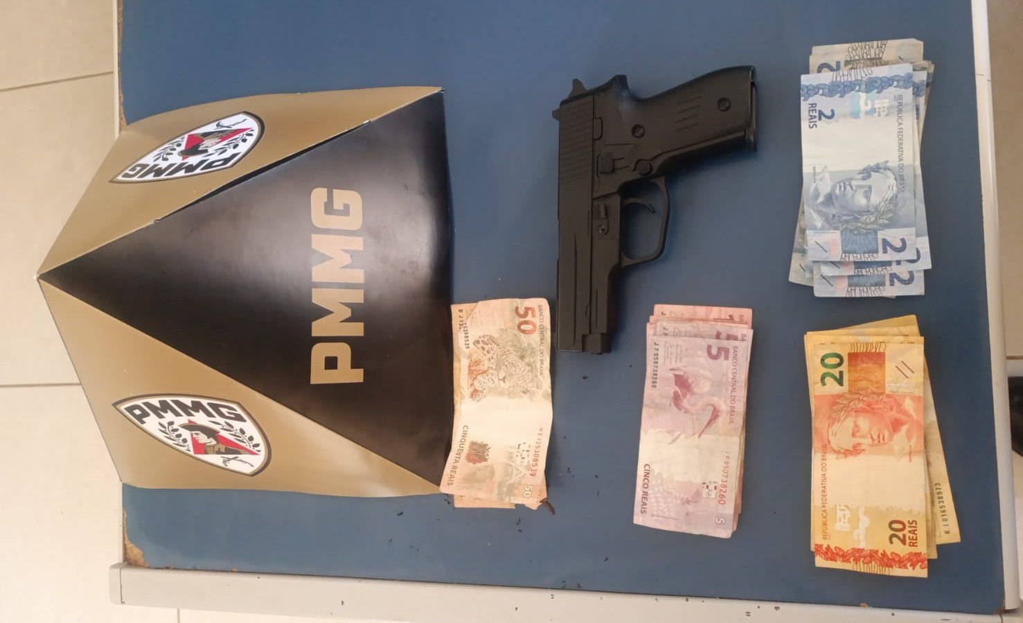 Homem é preso com réplica de arma após assaltar farmácia em Janaúba 