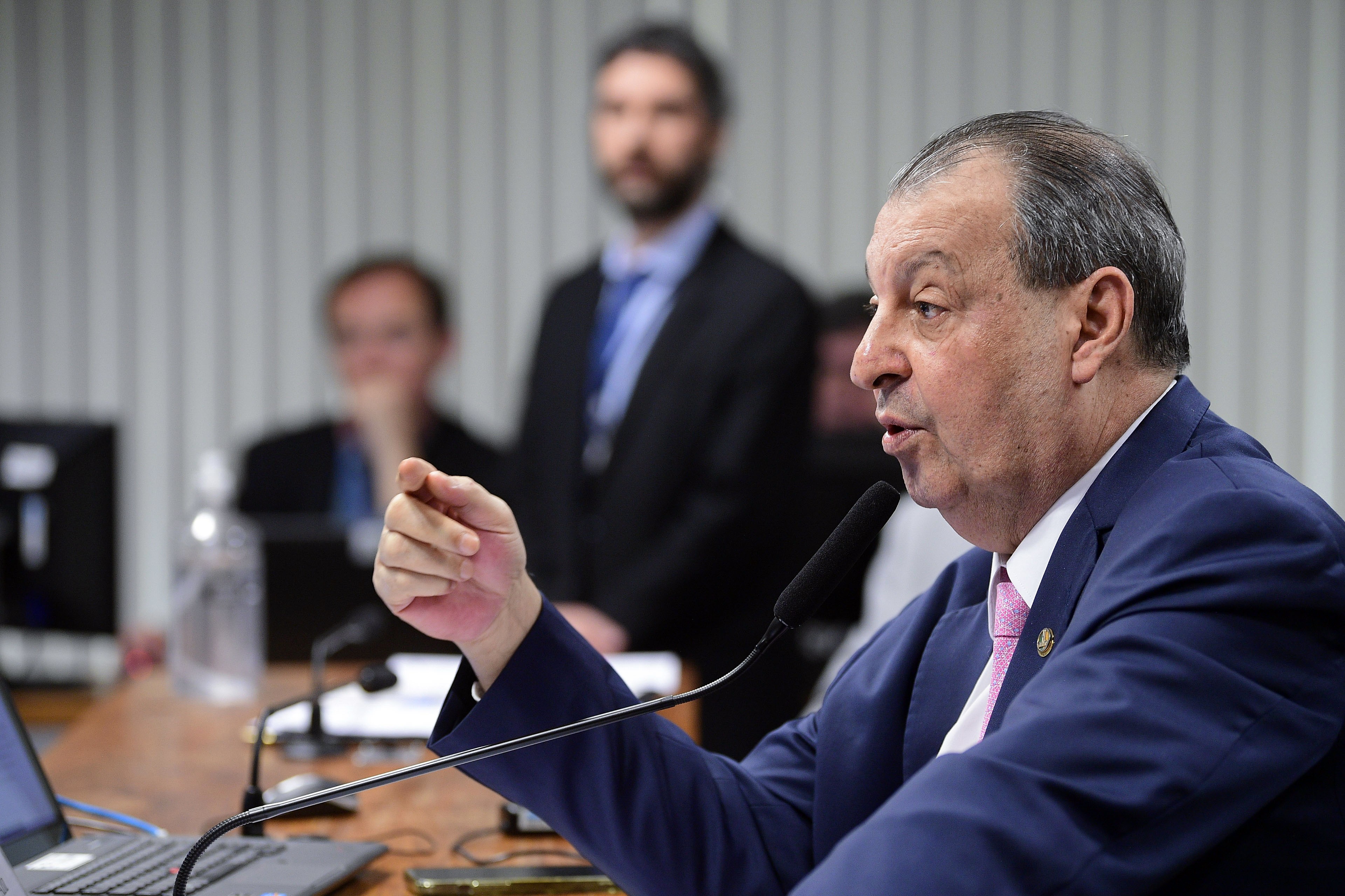 Escala 6x1: Aziz entrega à CCJ do Senado relatório com mesmo teor de texto aprovado pela Câmara