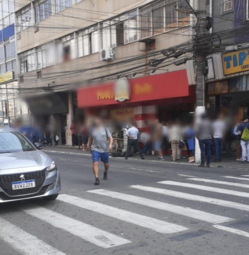 Carro tomba em calçada em Barra Mansa; motorista não tem CNH