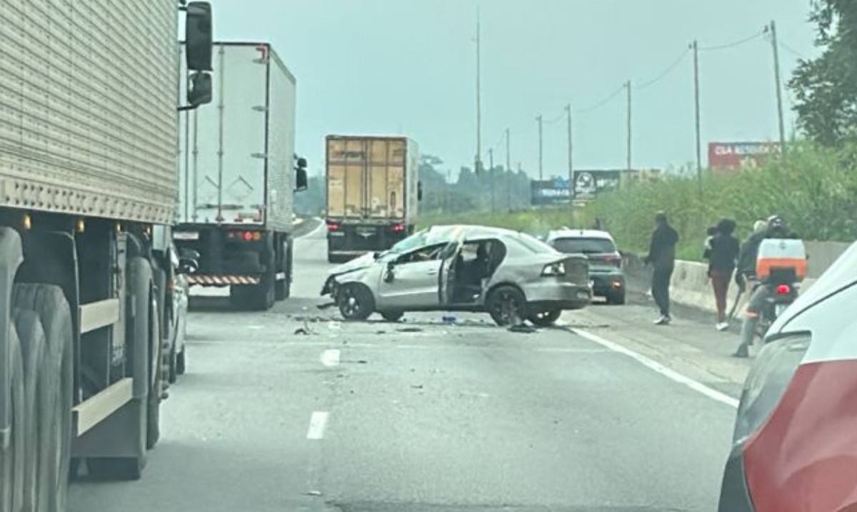 Carro capota e deixa duas pessoas feridas em Resende