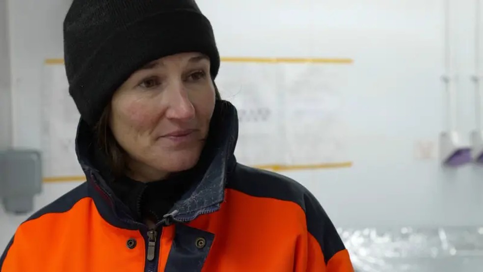 Liz Thomas lidera uma equipe que vai analisar os núcleos de gelo no British Antarctic Survey — Foto: BBC News