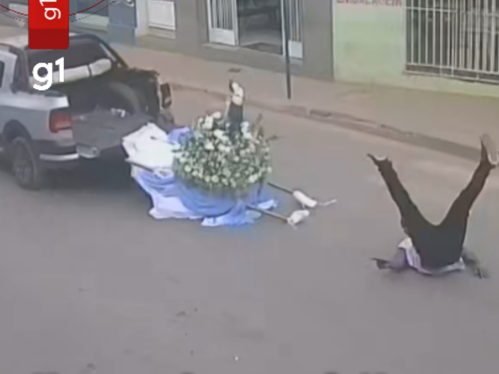 VÍDEO: homem e imagem de Santa Maria Eterna caem de carroceria durante cortejo em MG