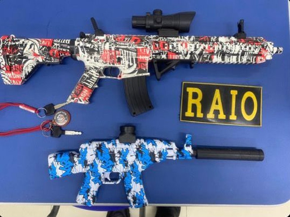 Quatro homens foram detidos pela polícia em Fortaleza por assustarem moradores com armas de brinquedo que simulam fuzis. — Foto: Polícia Militar/ Divulgação