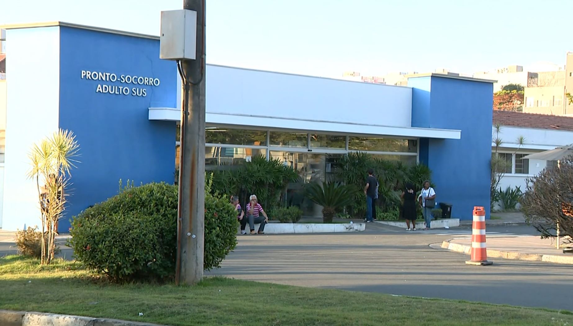 Hospital PUC-Campinas diz ter 38 pacientes em macas nos corredores