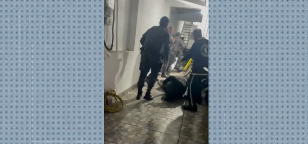 Ouvidoria da PM vai investigar policiais que agrediram motoboy na Zona Oeste de SP — Foto: Reprodução/TV Globo