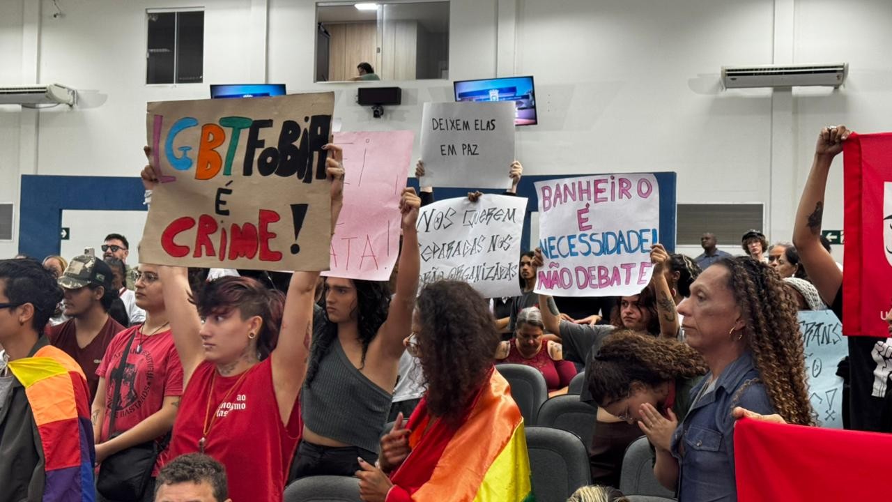 Manifestantes lotam Câmara Municipal contra lei que proíbe mulheres trans de usarem banheiros femininos 