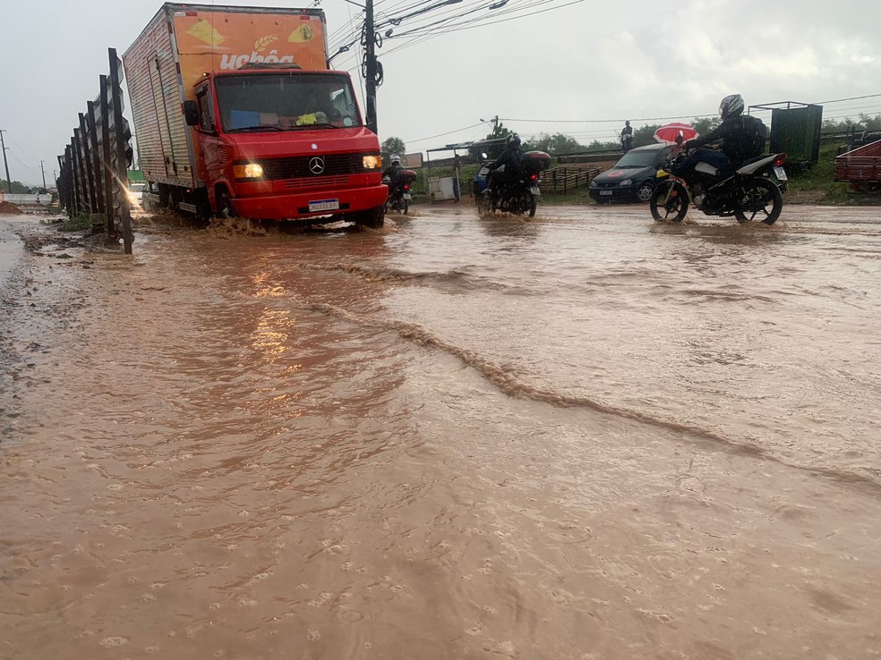 Alagameto na avenida Felizardo Moura, em Natal, nesta quarta (7) — Foto: Gustavo Brendo/Inter TV Cabugi