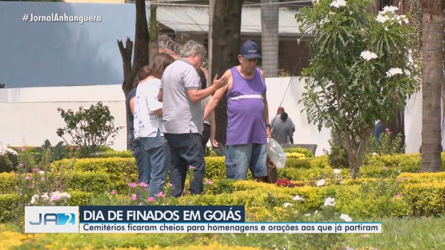 Dia de Finados reune milhares de pessoas em homenagens aos que j partiram