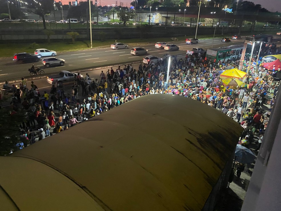 Ponto de ônibus em Salvador fica lotado após suspensão parcial da circulação de trens em linha do metrô de Salvador — Foto: Redes Sociais