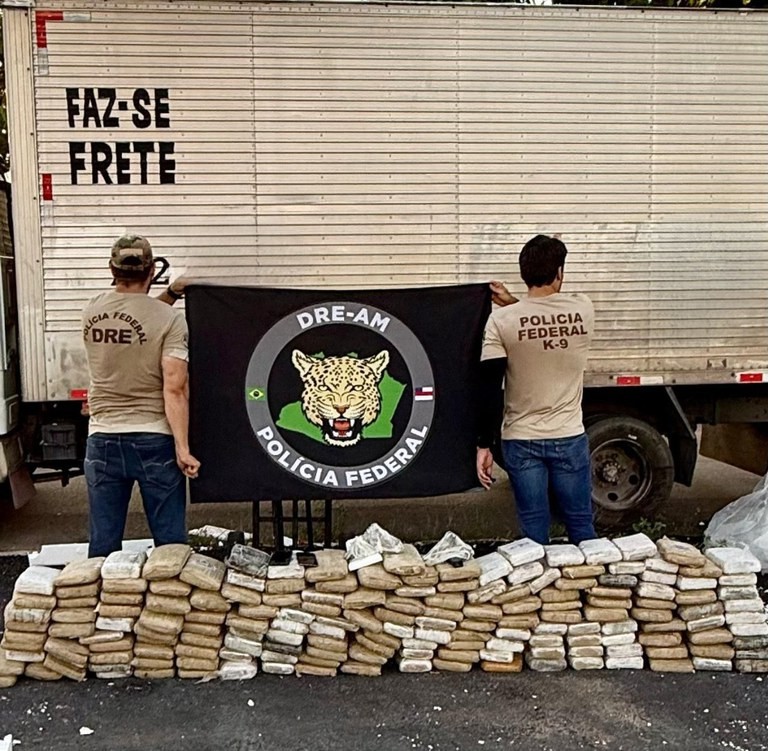 PF intercepta caminhão no AM com 182 kg de maconha e pistolas a caminho do RJ