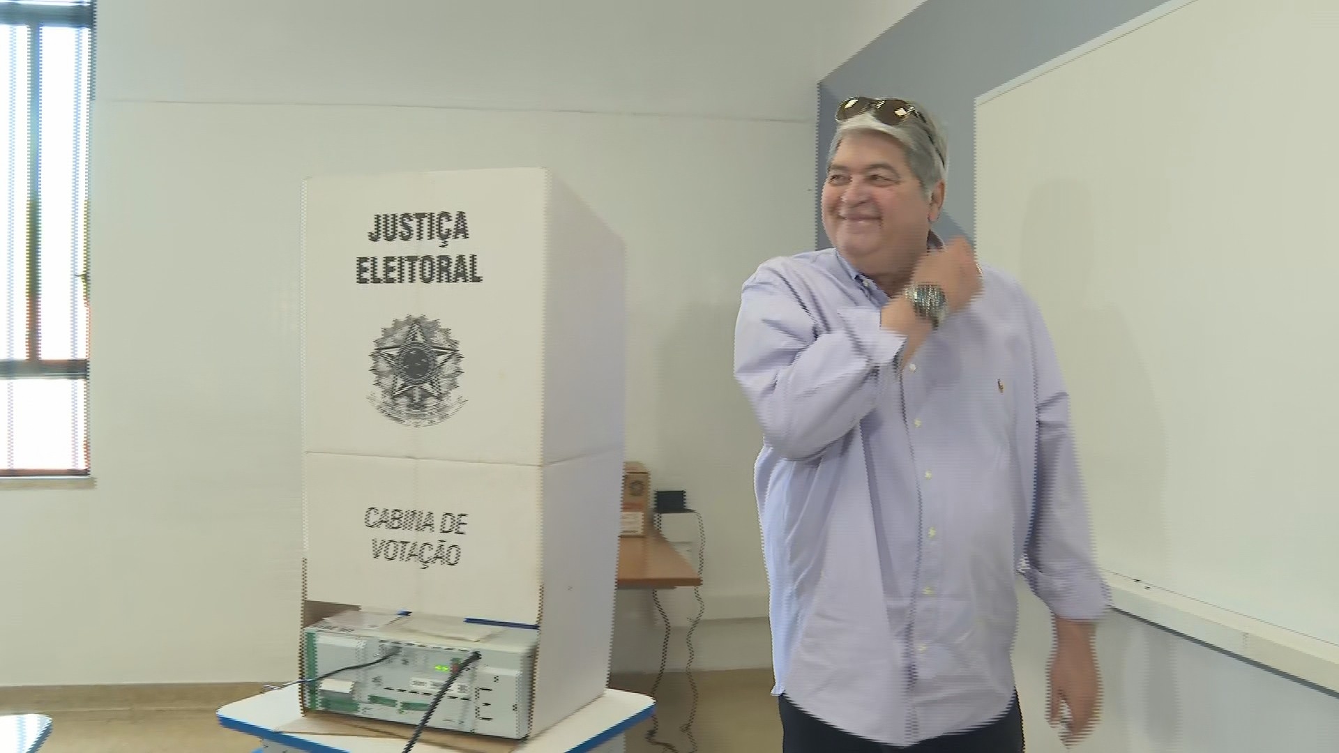 'Tô ótimo, faria outra campanha se precisasse', diz Datena ao votar em colégio na Zona Sul