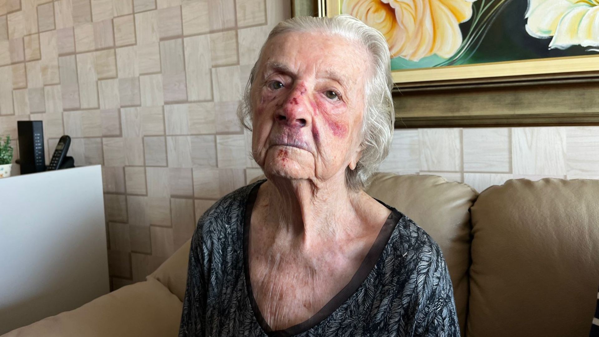 Homem que derrubou idosa de 93 anos durante assalto pediu dinheiro para a vítima momentos antes do roubo