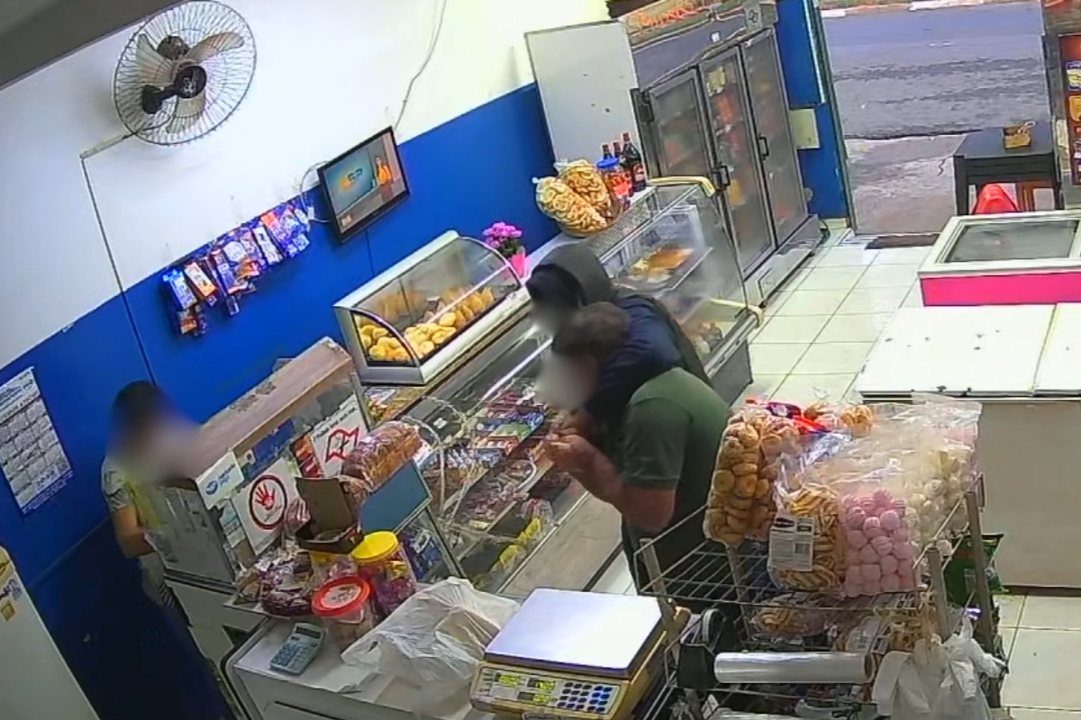 VÍDEO: suspeito agarra idoso pelo pescoço durante roubo em padaria no interior de SP