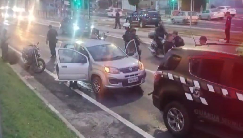 Casal é detido com carro roubado após perseguição na Avenida John Boyd Dunlop, em Campinas 