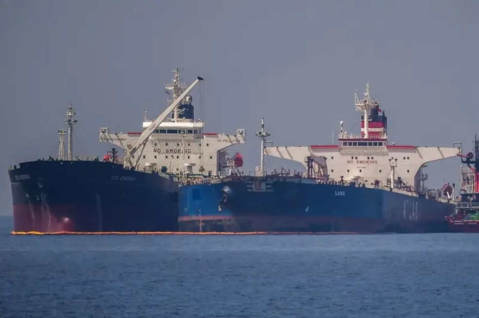 Os navios fantasmas costumam transferir o petróleo para outra embarcação em alto-mar — Foto: Getty Images via BBC