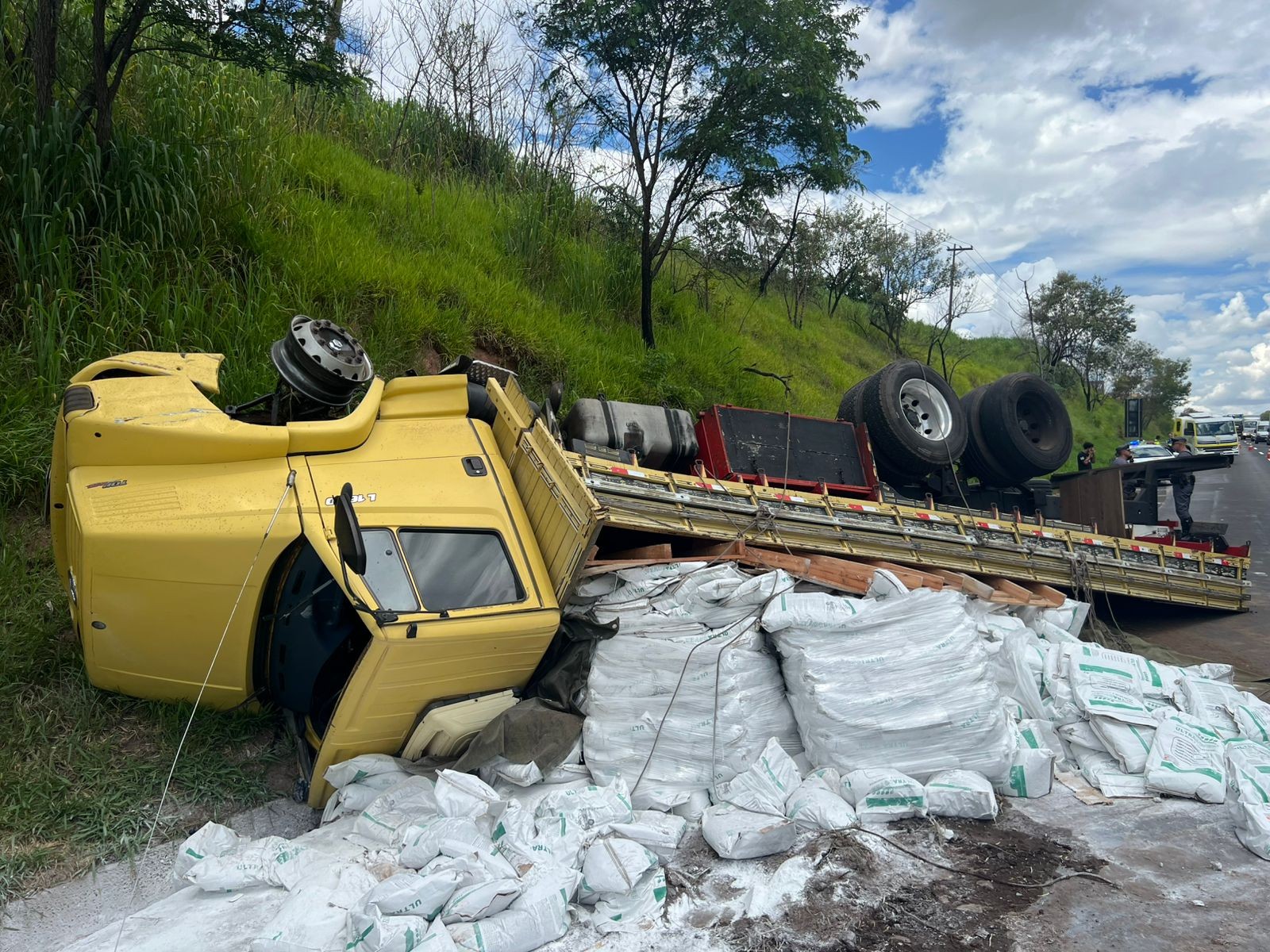 Motorista sofre escoriações após caminhão capotar na SP-304, em Santa Bárbara d'Oeste