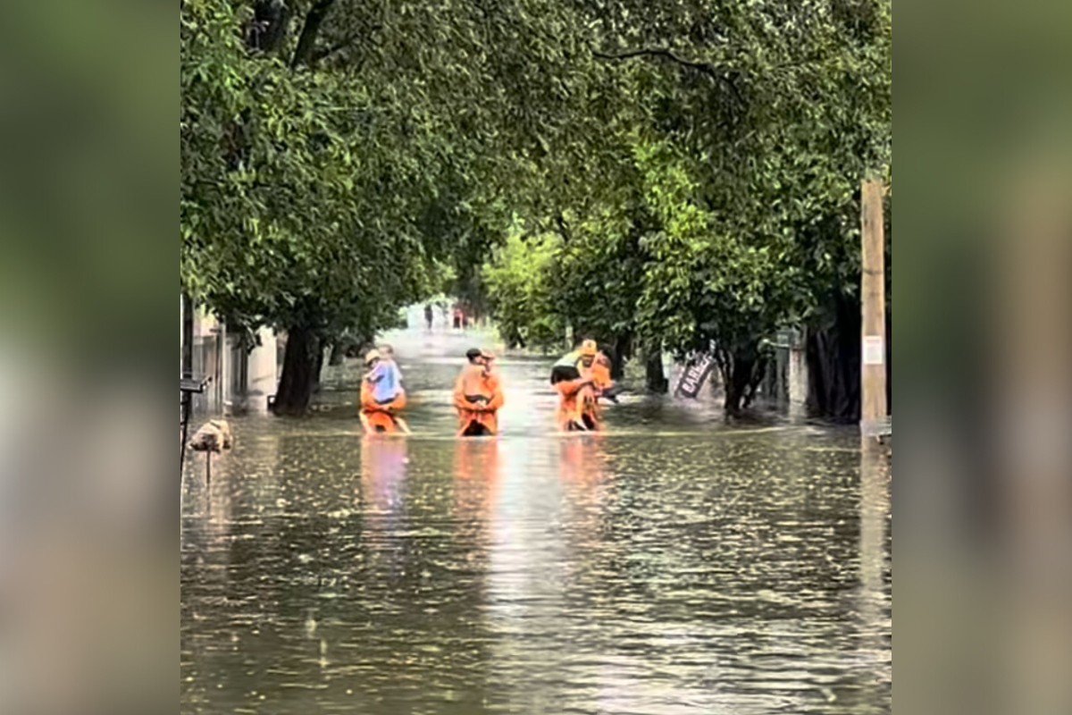 Crianças são resgatadas após transbordamento da Lagoa das Flores em Araçatuba