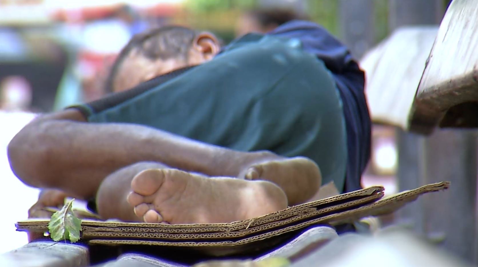 Moradores em situação de rua relatam abandono e falta de assistência em Fortaleza