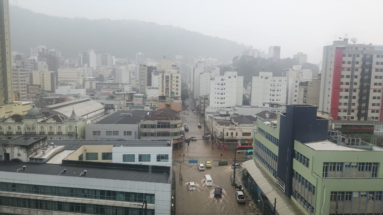 Temporal volta a atingir Juiz de Fora pela 3ª tarde seguida e causa alagamentos