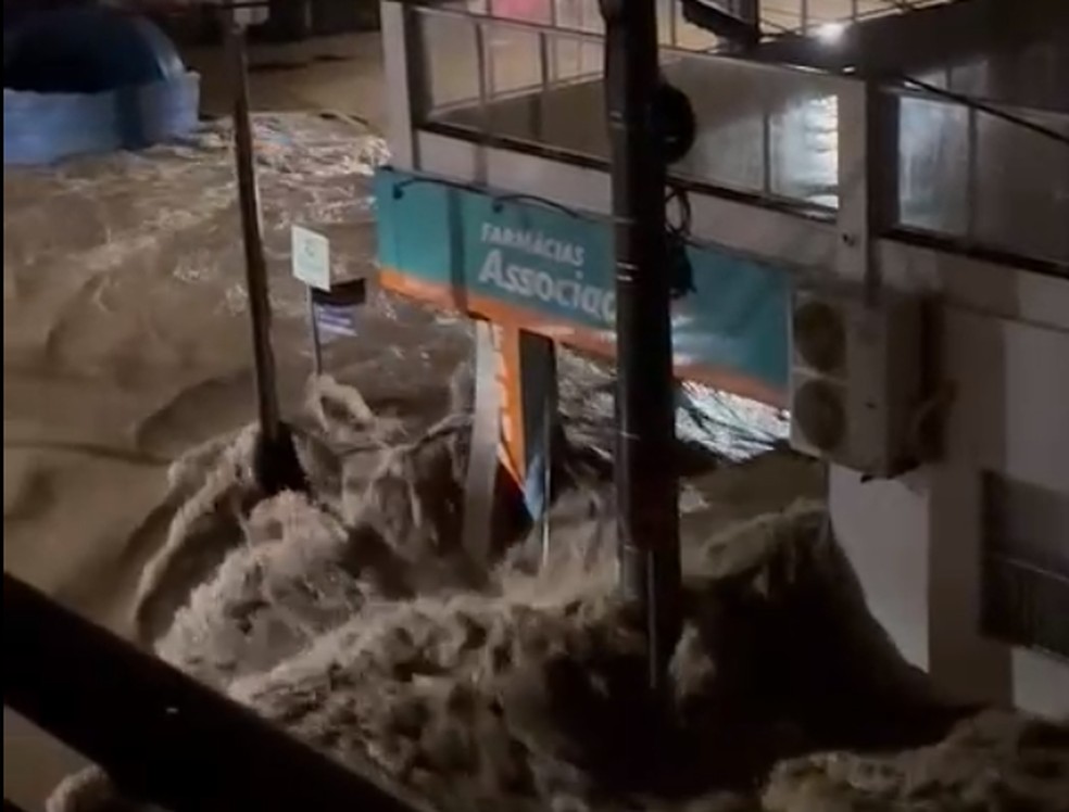 Imagem mostra água avançando pelas ruas de Roca Sales (RS) — Foto: Amilton Fontana