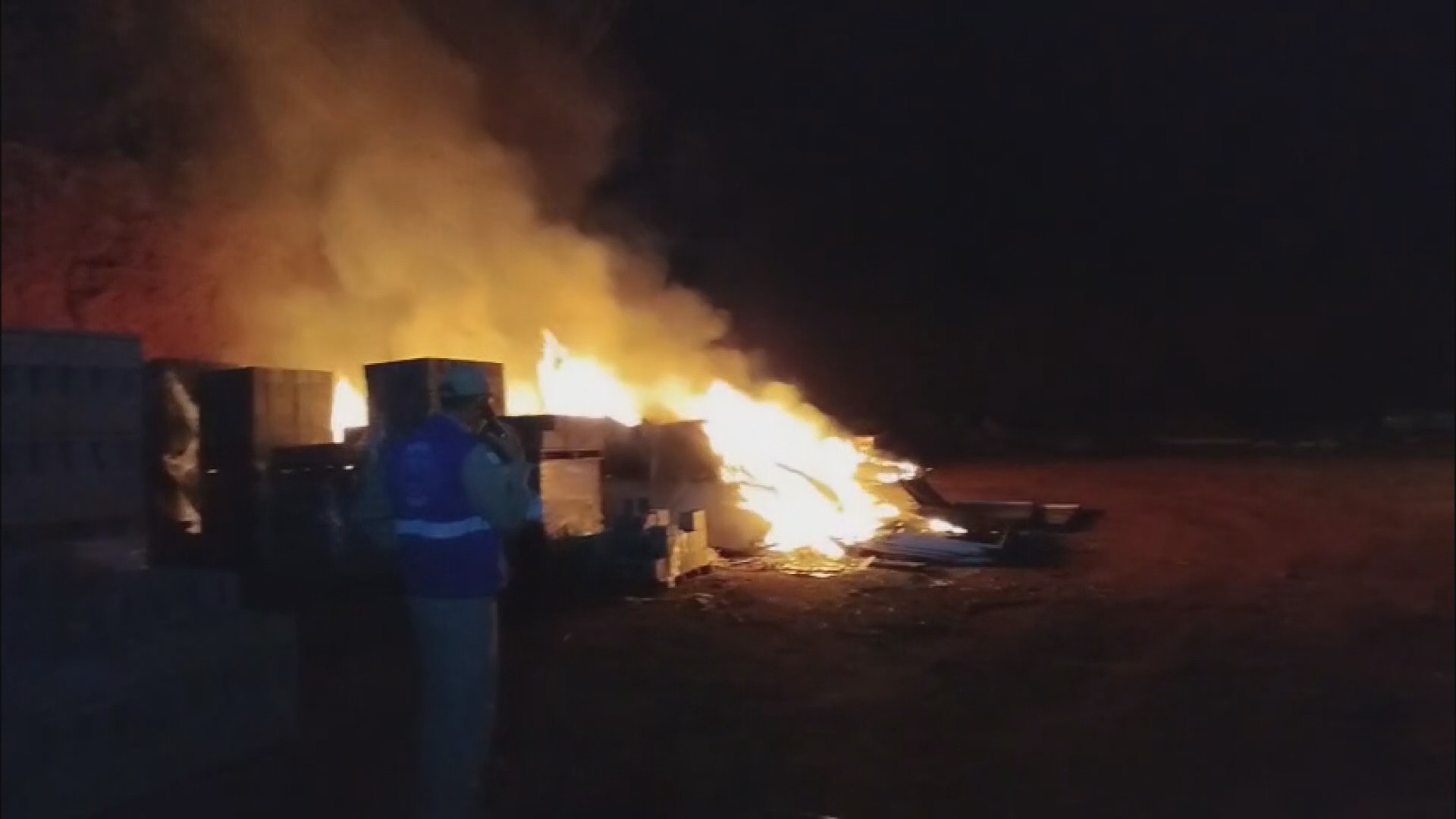 VÍDEO: fio de poste se rompe, cai em placas solares, e incêndio provoca prejuízo de R$ 700 mil para empresa do Paraná