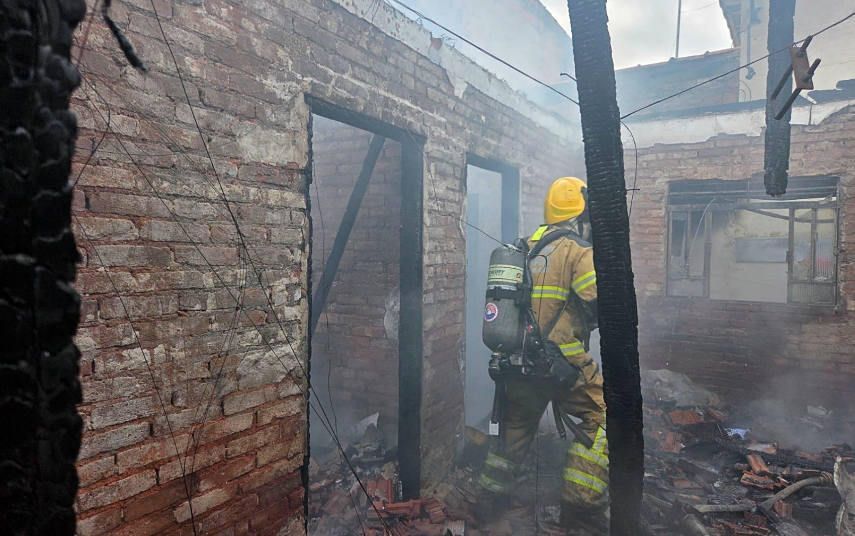 Incêndio destrói casa de família em Santa Rita do Sapucaí; suspeita é de crime após briga de casal