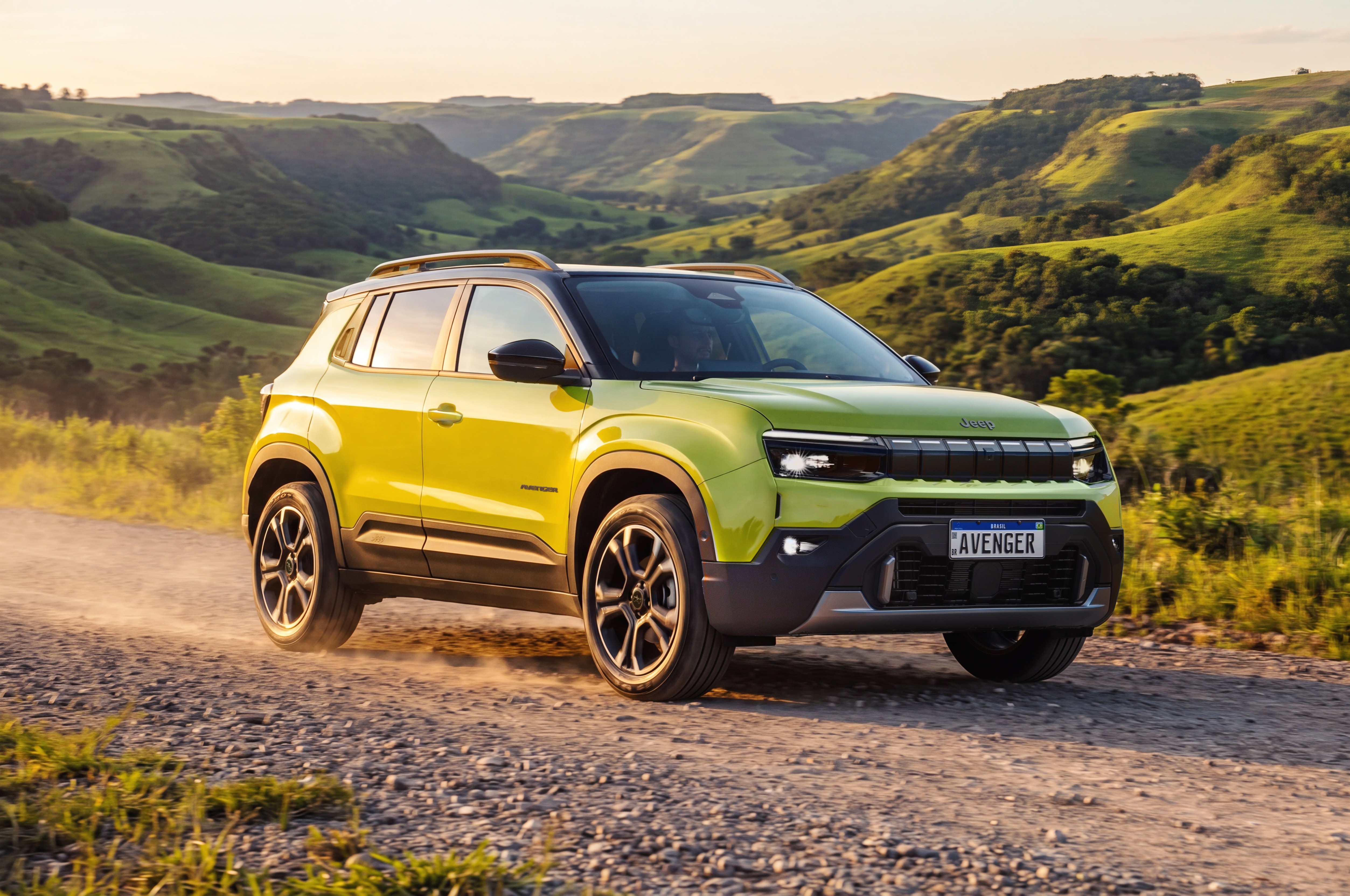 Jeep Avenger chega por R$ 114.990 e aposta em tecnologia híbrida leve e equipamentos para encarar chineses