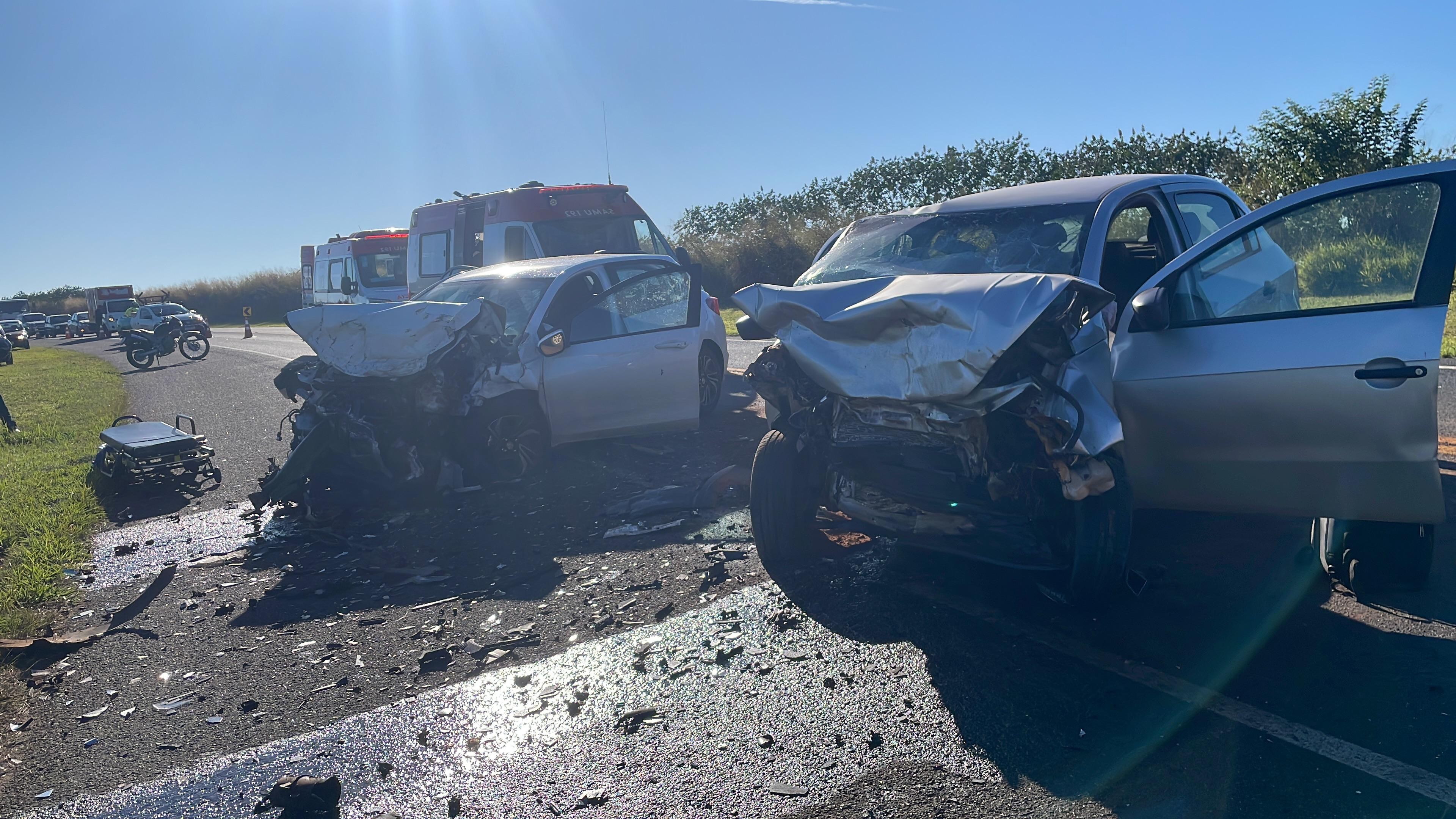 Passageiro de carro de aplicativo morre em acidente de trânsito; dois motoristas ficam feridos