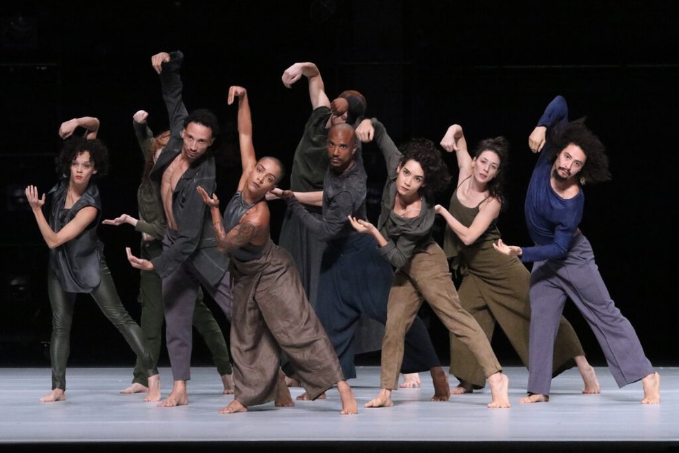 Corpo artístico da Companhia de Dança Palácio das Artes — Foto: Guto Muniz