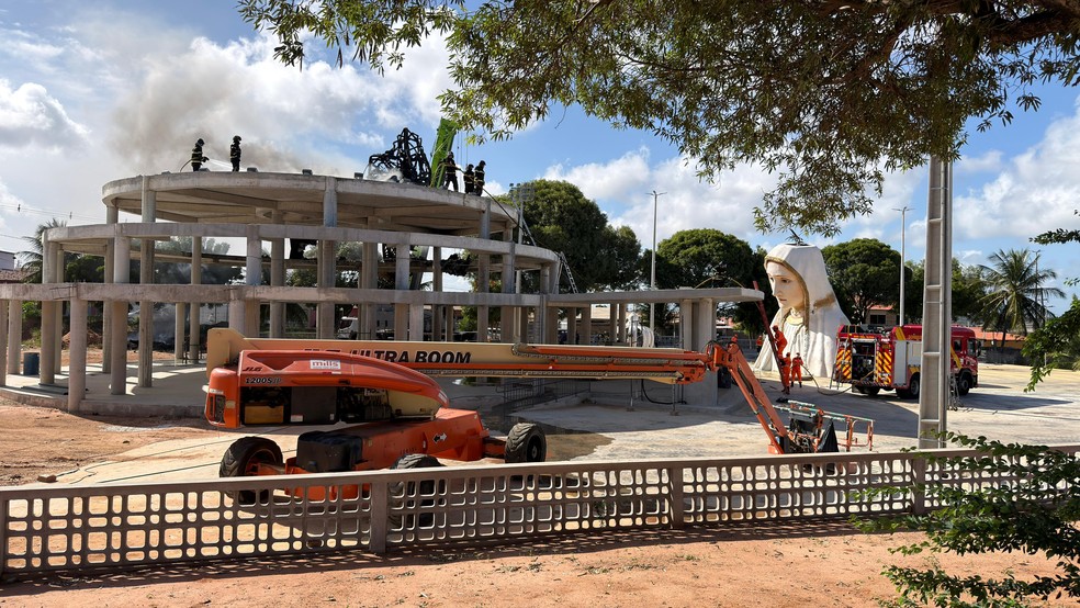 Santa ficou destruída após incêndio em Natal — Foto: Kleber Teixeira/Inter TV Cabugi